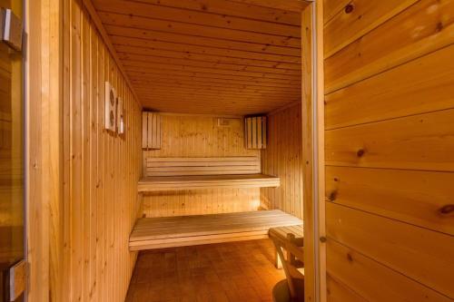 ซาวน่า, Cozy 4 bedroom duplex apartment, spa residence in อับรี