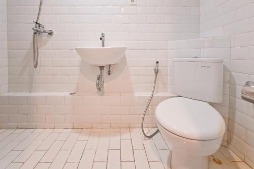 Cozy Stay and Comfy Studio Loft Kingland Avenue Apartment By Travelio - image 2