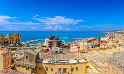 Room Castel Perollo by Biddizzi Rari - Camera Blu, Rosa e Verde - in Centro Storico di Sciacca · Sciacca