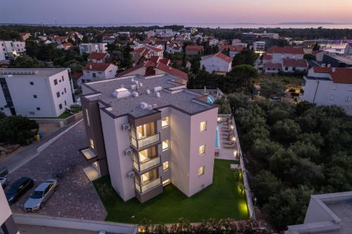Poolside Hideout Apartments - image 7