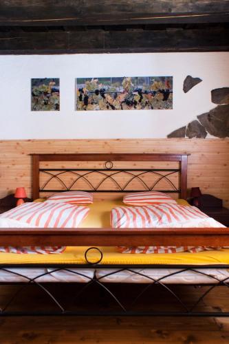 1 queen bed, 2 bunk beds