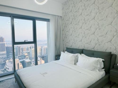 Stylish & Comfy Downtown Oasis Views, Pool & Gym, Dubai