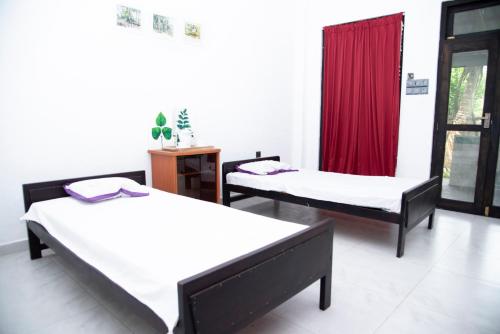 Twin Room image 4