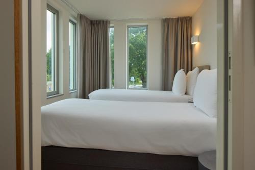4 twin beds