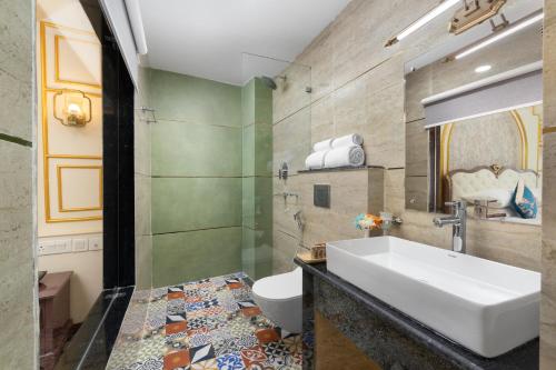 room detail thumbnail 2