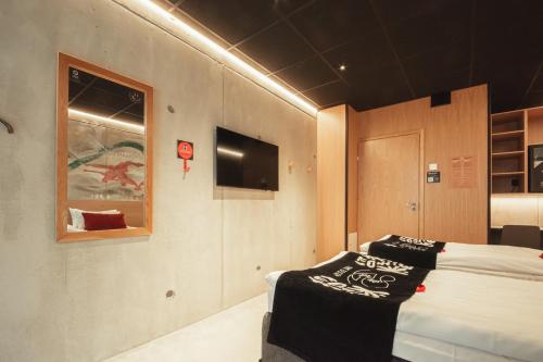 2 twin beds, 1 sofa bed