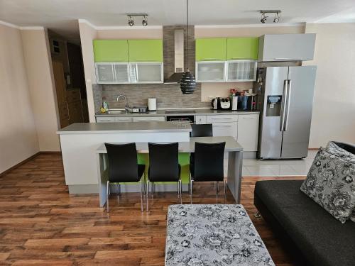 Hawaii- 2 bdr, Arena, Sava centar, FREE PARKING