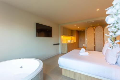 Double Room with Balcony image 4