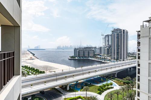 Lux Creek Home with Burj View steps from the Lagoon, Дубай (фото 4)