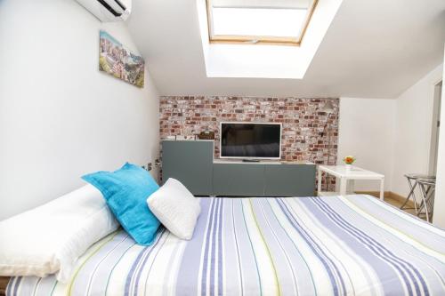 Attic Apartment image 10