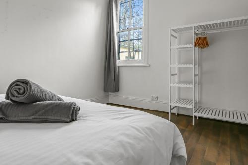Spacious 4 Bedroom House Darling Harbour-10 Guests - image 12