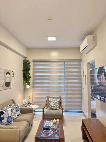 One Manchester Place, Sampong
