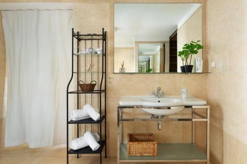 Prague Days - Family Friendly Apartment with AC and Netflix in Old Town - image 13
