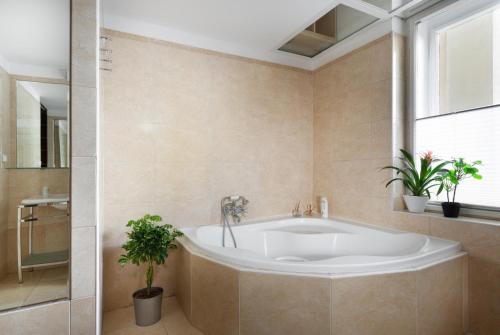 Prague Days - Family Friendly Apartment with AC and Netflix in Old Town - image 14