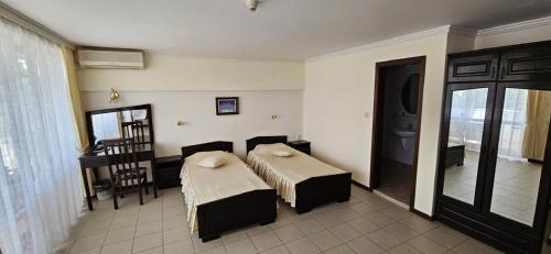 Twin Room with Balcony image 9