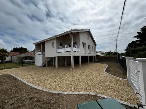 A szálláshely kívülről, Maison pilotis 6 pers 50m mer in Les Moutiers-en-Retz