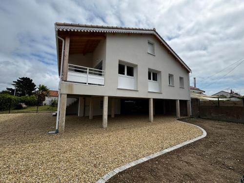 A szálláshely kívülről, Maison pilotis 6 pers 50m mer in Les Moutiers-en-Retz