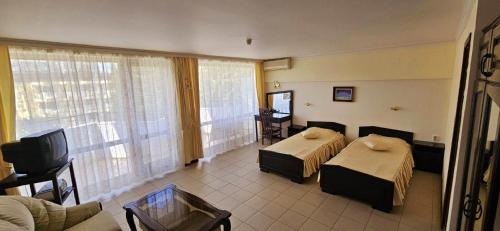 Twin Room with Balcony image 8