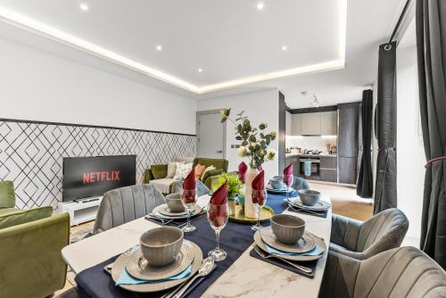 Sleek and Stylish 2 Bed in Central London Sleeps 8