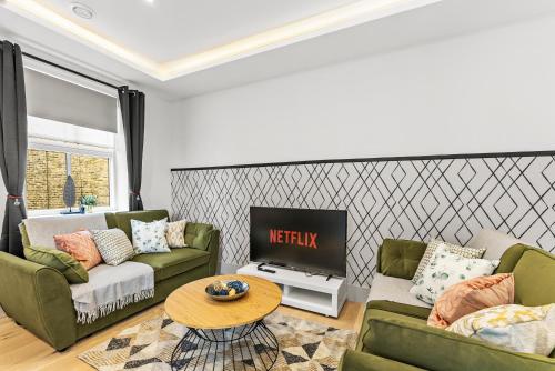 Contemporary Comfort - 2-Bed London Flat - Balcony, Londyn