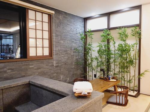 room detail thumbnail 2