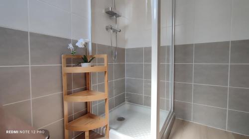 Modern Studio with Private Terrace & Pool – 15 min from Aix TGV 