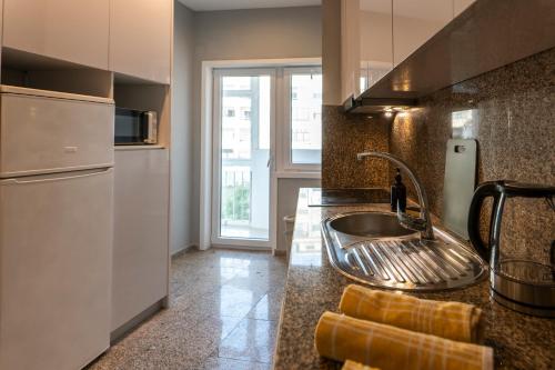 3BR Flat by Casa da Música Central Sleeps 6 E - image 4