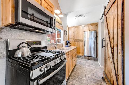 Castle Rock Cabin in Big Bear Lake, USA