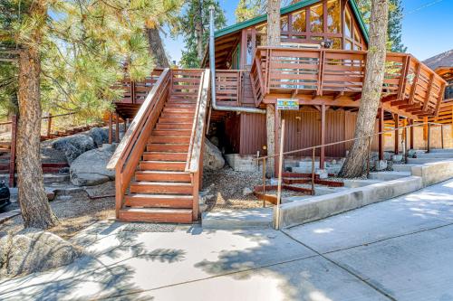 Castle Rock Cabin in Big Bear Lake, USA