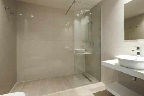 Twin Room image 10
