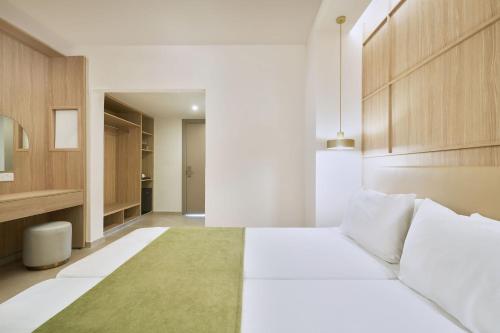 Family Room image 2