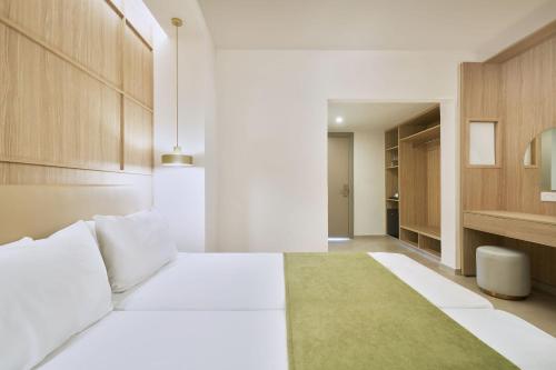 Family Room with Sea View image 3