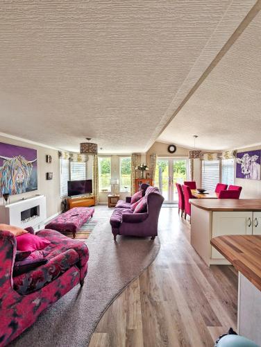 Lakeside Lodge Retreat, with Roof Deck - Golf & Spa, Gleneagles in Dunning