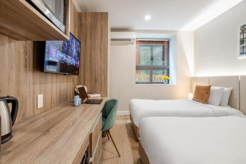Twin Room image 6