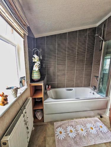 Lakeside Lodge Retreat, with Roof Deck - Golf & Spa, Gleneagles in Dunning
