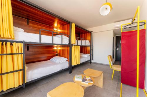 Bed in 6-Bed Mixed Shared Dormitory Room image 6