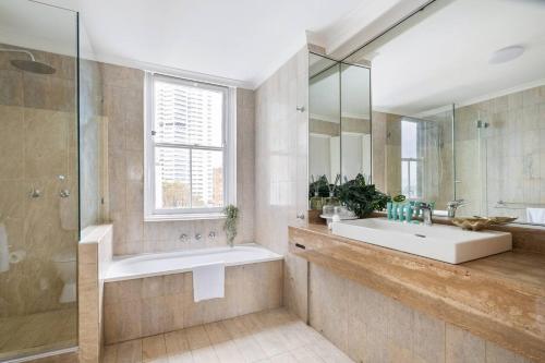 Aurelia Darling - Boutique Poolside Retreat near CBD - image 14