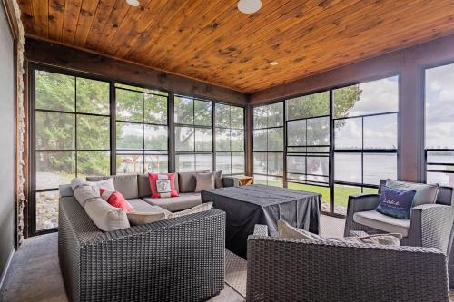 Oprema, Lakefront cottage with golf area BBQ pool table in Trent Lakes