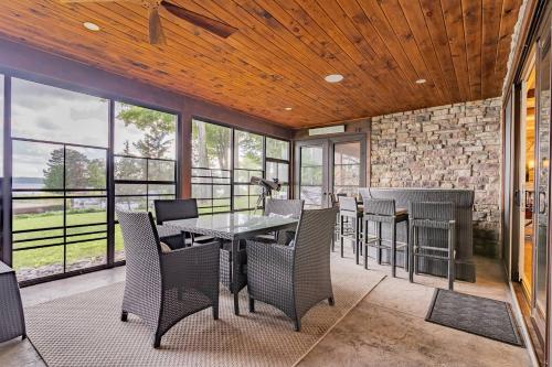 Oprema, Lakefront cottage with golf area BBQ pool table in Trent Lakes