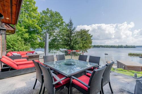 Balkon/terasa, Lakefront cottage with golf area BBQ pool table in Trent Lakes