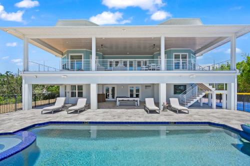 Luxury At The Beach Waterfront w Dock Pool 4 Beds