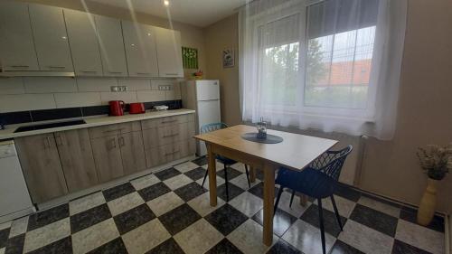 Négy Évszak Vendégház Nyúl (Negy Evszak Vendeghaz Nyul) in นยูล