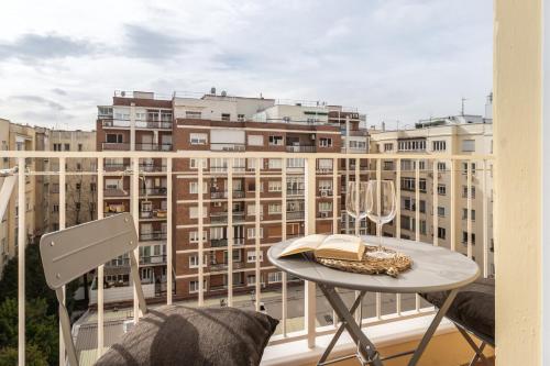 Sofia - 4 bedrooms and balcony in O'Donell, Madrid