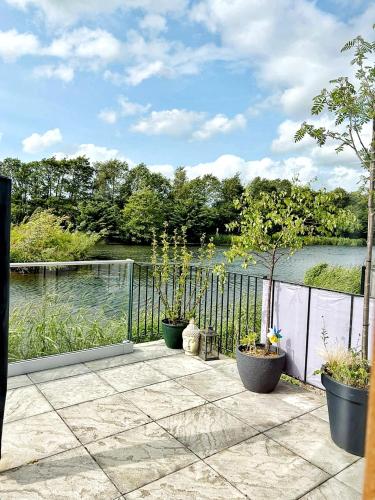 Lakeside Lodge Retreat, with Roof Deck - Golf & Spa, Gleneagles in Dunning