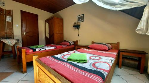 3 twin beds