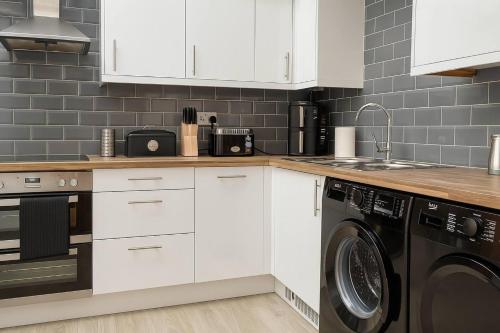 Spacious 2-Bed - Hospital & City Nearby Parking Pet Friendly, Exeter (photo 4)