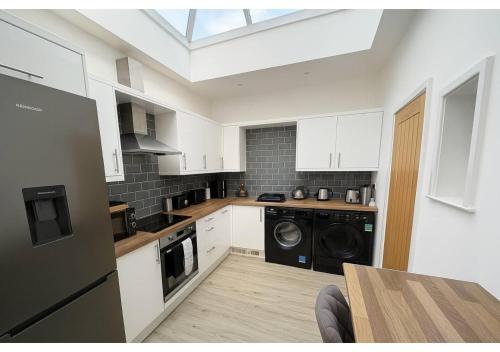 Spacious 2-Bed - Hospital & City Nearby Parking Pet Friendly, Exeter (photo 9)