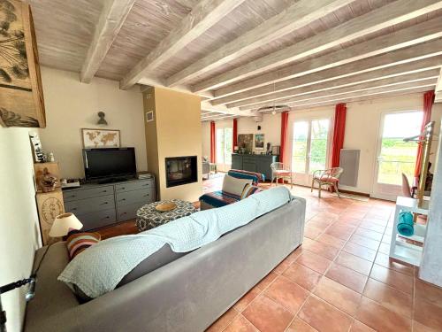 Charmante maison avec piscine au cœur des vignes in Saint-Philippe-d'Aiguille