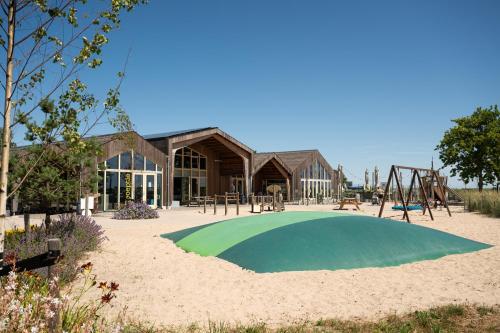 Panoramatent, in de natuur aan zee in คัลเลนซุก