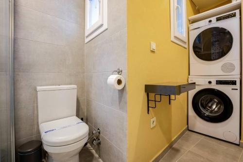 Charming New 1BD Home - Close to Shoreline! #395 - image 2